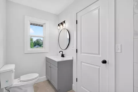 Bath - 3760 E Shelby Rd, Springfield, MO 65803 photo 3 of 4