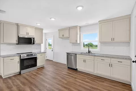 Kitchen - 3760 E Shelby Rd, Springfield, MO 65803 photo 1 of 2