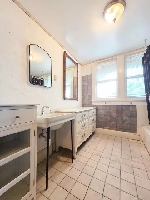 Bath - 1106 S Florence Ave, Springfield, MO 65807 photo 4 of 5