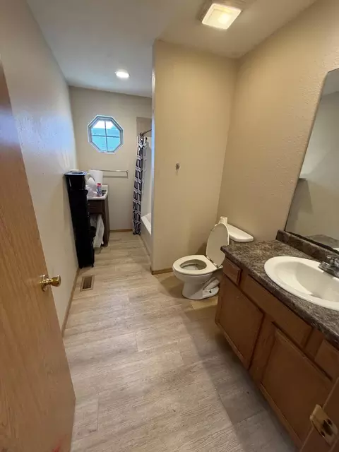 Bath - 2230 N 2236 N Pierce Ave, Springfield, MO 65803 photo 2 of 8