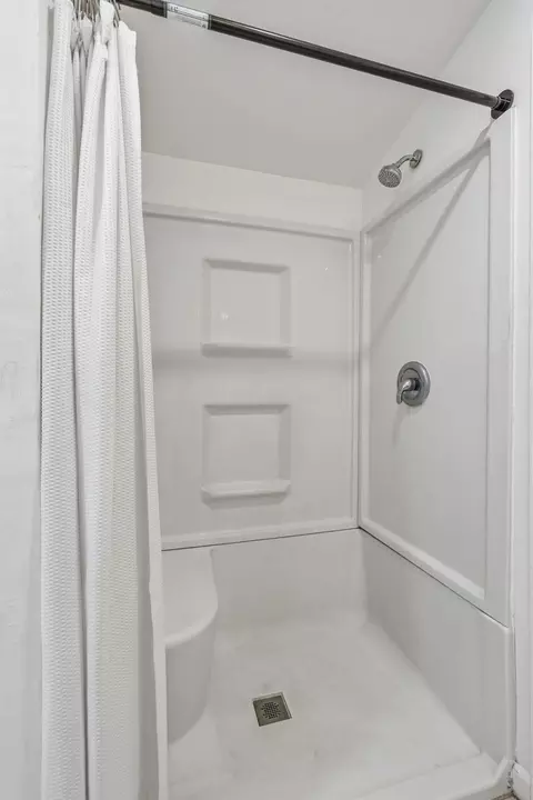 Bath - 910 S Nettleton Ave, Springfield, MO 65806 photo 2 of 2