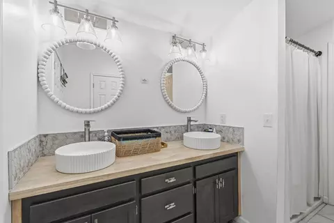 Bath - 910 S Nettleton Ave, Springfield, MO 65806 photo 1 of 2