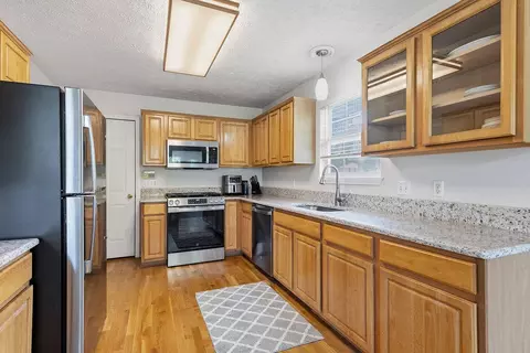 Kitchen - 3333 S Lakeside Ave, Springfield, MO 65804 photo 2 of 3