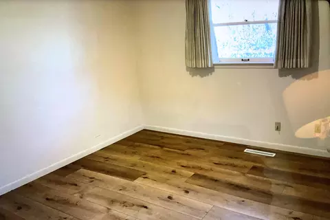 Bedroom - 903 Cliff Dr, Branson, MO 65616 photo 5 of 6