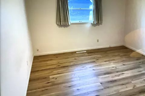 Bedroom - 903 Cliff Dr, Branson, MO 65616 photo 6 of 6