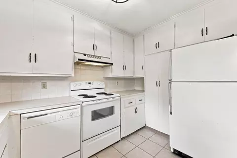 Kitchen - 903 Cliff Dr, Branson, MO 65616 photo 2 of 6