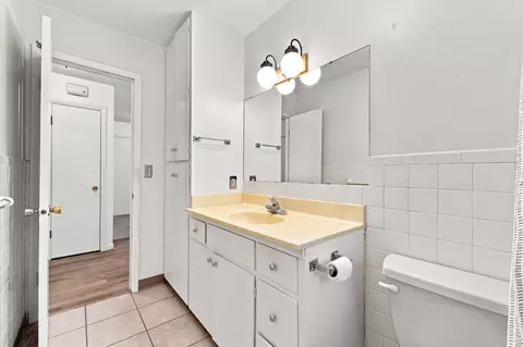 Bath - 903 Cliff Dr, Branson, MO 65616 photo 2 of 5