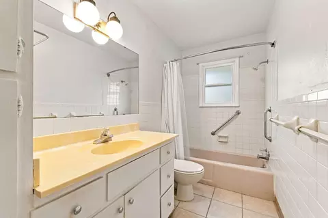 Bath - 903 Cliff Dr, Branson, MO 65616 photo 1 of 5