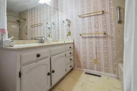 Bath - 1114 Vermule Rd, Billings, MO 65610 photo 4 of 8