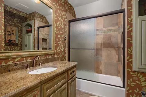 Bath - 3810 E Turtle Hatch Rd, Springfield, MO 65809 photo 10 of 11
