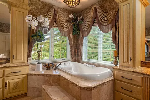 Bath - 3810 E Turtle Hatch Rd, Springfield, MO 65809 photo 5 of 11