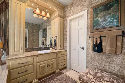 Bath - 3810 E Turtle Hatch Rd, Springfield, MO 65809 photo 6 of 11