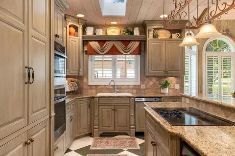 Kitchen - 3810 E Turtle Hatch Rd, Springfield, MO 65809 photo 2 of 8