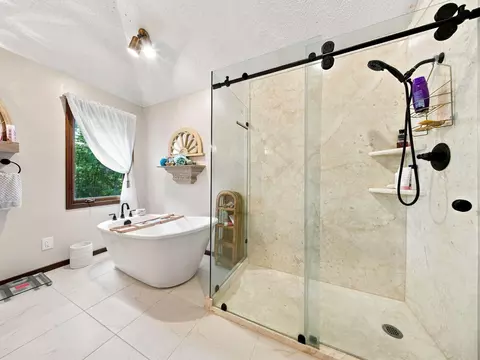 Bath - 862 W Kingsway Dr, Springfield, MO 65810 photo 4 of 8