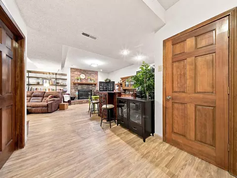 Entry Way - 862 W Kingsway Dr, Springfield, MO 65810 photo 3 of 6