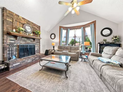 Living - 862 W Kingsway Dr, Springfield, MO 65810 photo 3 of 7