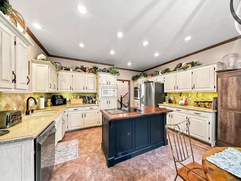 Kitchen - 862 W Kingsway Dr, Springfield, MO 65810 photo 4 of 5
