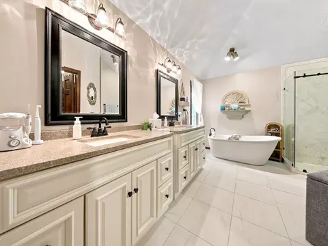 Bath - 862 W Kingsway Dr, Springfield, MO 65810 photo 1 of 8