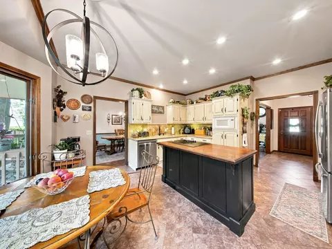 Kitchen - 862 W Kingsway Dr, Springfield, MO 65810 photo 2 of 5