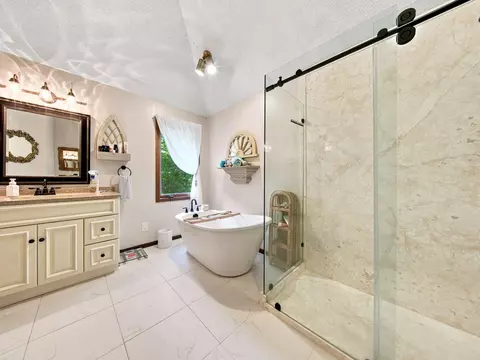 Bath - 862 W Kingsway Dr, Springfield, MO 65810 photo 5 of 8