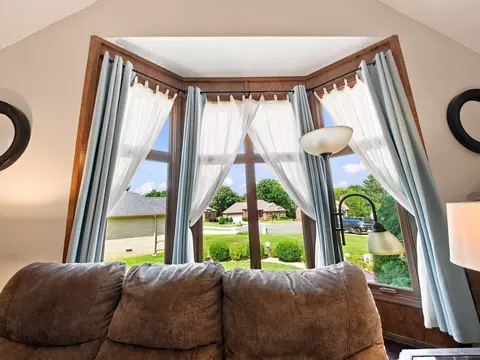 Living - 862 W Kingsway Dr, Springfield, MO 65810 photo 5 of 7