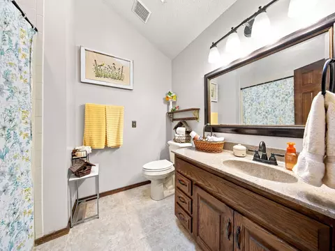 Bath - 862 W Kingsway Dr, Springfield, MO 65810 photo 7 of 8