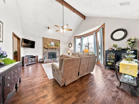 Living - 862 W Kingsway Dr, Springfield, MO 65810 photo 1 of 7