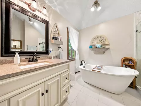 Bath - 862 W Kingsway Dr, Springfield, MO 65810 photo 2 of 8