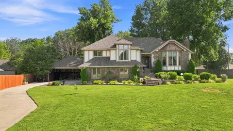 Exterior - 862 W Kingsway Dr, Springfield, MO 65810 photo 2 of 31