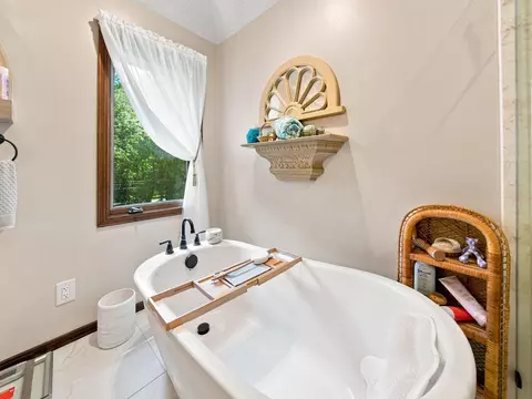 Bath - 862 W Kingsway Dr, Springfield, MO 65810 photo 6 of 8