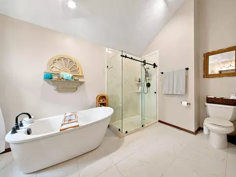 Bath - 862 W Kingsway Dr, Springfield, MO 65810 photo 3 of 8