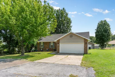 Exterior - 750 Banning St, Marshfield, MO 65706 photo 2 of 6