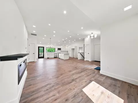 Living - 4397 S Hemlock Ave, Springfield, MO 65810 photo 2 of 11