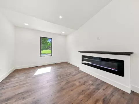 Living - 4397 S Hemlock Ave, Springfield, MO 65810 photo 6 of 11