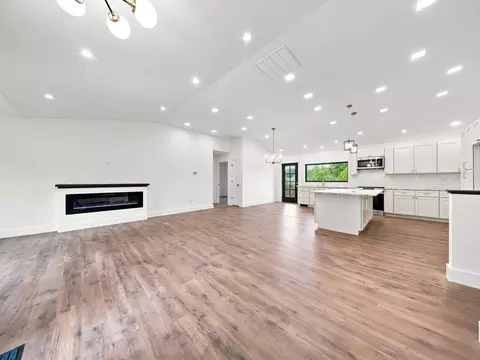 Living - 4397 S Hemlock Ave, Springfield, MO 65810 photo 1 of 11