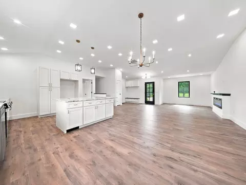 Living - 4397 S Hemlock Ave, Springfield, MO 65810 photo 7 of 11