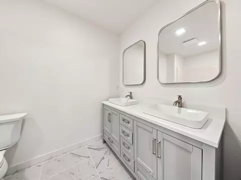 Bath - 4397 S Hemlock Ave, Springfield, MO 65810 photo 1 of 5