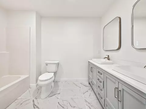 Bath - 4397 S Hemlock Ave, Springfield, MO 65810 photo 2 of 5