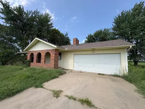 Exterior - 720 Meadow Ln, Nevada, MO 64772 photo 5 of 6