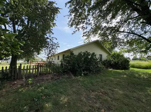 Exterior - 720 Meadow Ln, Nevada, MO 64772 photo 4 of 6