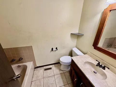Bath - 720 Meadow Ln, Nevada, MO 64772 photo 2 of 2