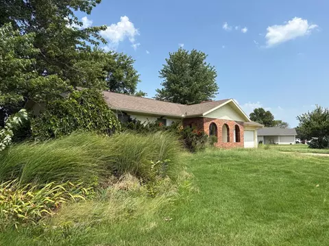 Exterior - 720 Meadow Ln, Nevada, MO 64772 photo 2 of 6