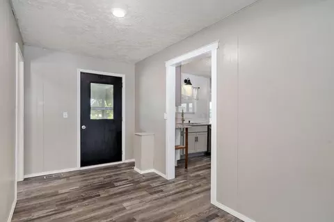 Entry Way - 304 Summit St, Cabool, MO 65689 photo 4 of 5
