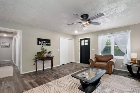Entry Way - 304 Summit St, Cabool, MO 65689 photo 2 of 5