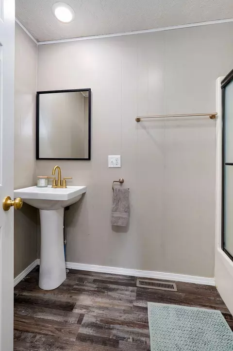 Bath - 304 Summit St, Cabool, MO 65689 photo 2 of 3