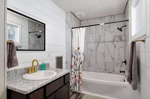 Bath - 304 Summit St, Cabool, MO 65689 photo 1 of 3