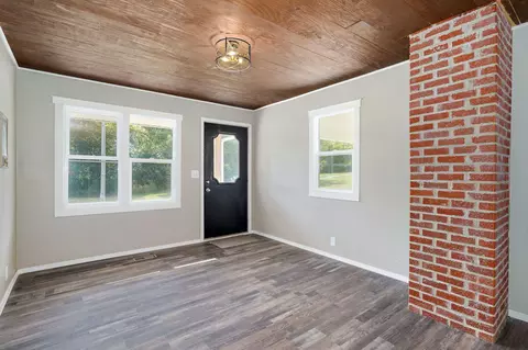 Living - 304 Summit St, Cabool, MO 65689 photo 2 of 4