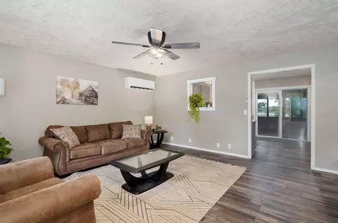 Living - 304 Summit St, Cabool, MO 65689 photo 1 of 4