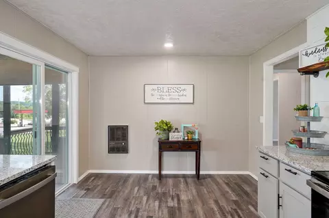 Entry Way - 304 Summit St, Cabool, MO 65689 photo 3 of 5