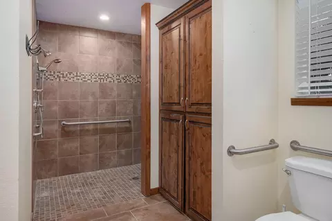 Bath - 3060 E Gasconade St, Springfield, MO 65804 photo 4 of 5